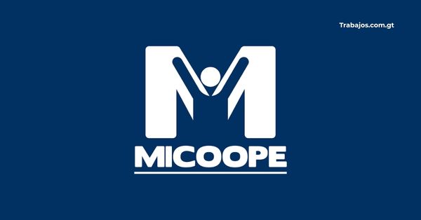 Asesor de la Cooperativa COLUA MICOOPE atendiendo a un asociado en una agencia en Guatemala.