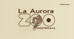 Colaborador del Parque Zoológico La Aurora en Guatemala atendiendo a los visitantes del recinto.
