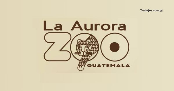 Colaborador del Parque Zoológico La Aurora en Guatemala atendiendo a los visitantes del recinto.