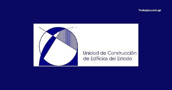 Personal de la UCEE supervisando una obra de construcción de edificio público en Guatemala.